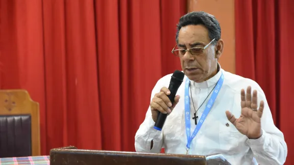 Pfarrer Ismael Laborde, Bischof der Vereinigten Evangelischen Kirche in Kuba Lutherische Synode, erläutert die aktuelle Lage in seinem Land und die Arbeit der Kirche in verschiedenen Gemeinden. Foto: LWB / E. Albrecht