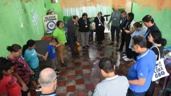 Leitungspersonen aus Mittelamerika, Mexiko und Kuba besuchten die Gemeinschaft „Pan de Vida“ der Salvadorianischen Lutherischen Kirche und erfuhren mehr über die Gemeinschaft und die Sozialarbeit, die diese in der Kleinstadt Jayaque leistet. Foto: LWB / E. Albrecht
