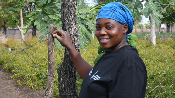 Mit Unterstützung des ELCS-Projekts „Symbols of Hope“ kann Shanani Mahuntse, die aus Südafrika in ihre Heimat zurückgekehrt ist, nun ihre Familie durch ihren landwirtschaftlichen Betrieb versorgen. Foto: SoH Simbabwe