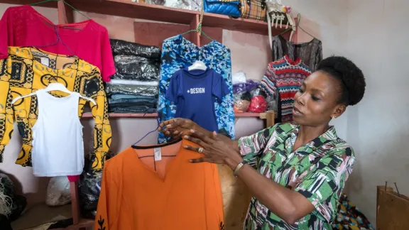 Lidya Nkiruka Udekwe in ihrem Bekleidungsgeschäft in Abuja, das mit Unterstützung des „Symbols of Hope“-Projekts in Nigeria errichtet wurde. Foto: SoH Nigeria