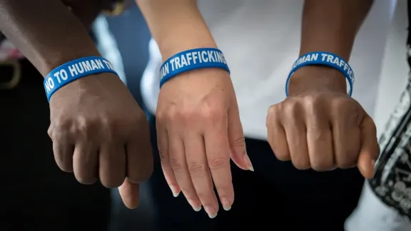 Armbänder mit der Aufschrift „Say no to human trafficking“ im Projektbüro von LKCN Symbols of Hope in Abuja, Nigeria. Foto: SoH Nigeria
