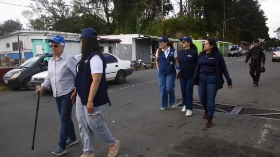 LWB-Mitarbeitende führen in El Junquito, Venezuela, eine Bedarfsanalyse durch. Foto: LWB/Freisy Gonzalezin