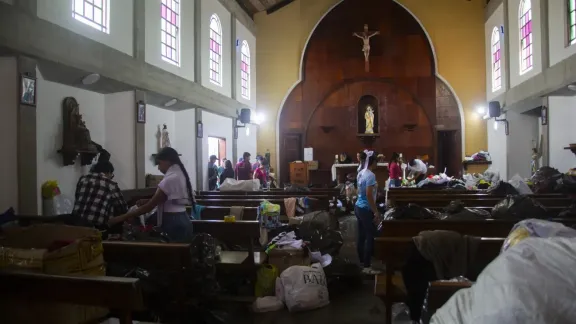 Einer der Orte, die besucht wurden, war das Spenden- und Verteilzentrum in der Kirche von El Junquito. Dort werden Spenden für die betroffenen Menschen gesammelt, sortiert und verteilt. Foto: LWB/Freisy Gonzalezin