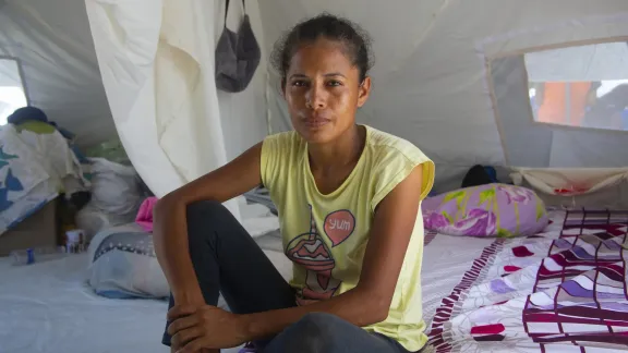 Mildred Hernández de Betancourt und ihre Familie sind in einer Notunterkunft im César-Nieves-Stadion in La Guaira untergebracht, wo der LWB vom Erdbeben betroffene Familien unterstützt. Foto: LWB/Freisy González