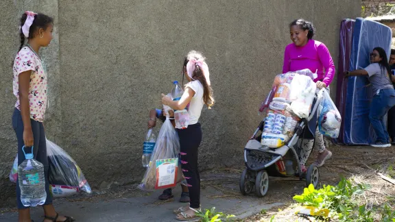 In Zusammenarbeit mit der lokalen Partnerorganisation „Más Ciudadanos“ und der katholischen Gemeinde „Santo Domingo de Guzmán“ in Tanaguarena im Bundesstaat La Guaira verteilte der LWB Hilfspakete, darunter auch Spiele für Kinder. Foto: LWF/Freisy González