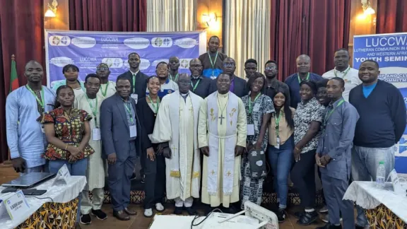 Junge Leitungspersonen aus Kirchen der Lutherischen Gemeinschaft in Zentral- und Westafrika gemeinsam mit kirchlichen Verantwortlichen aus der LWB-Subregion beim kürzlich durchgeführten Workshop, auf dem ein dreijähriger Plan für Initiativen zur Bewahrung der Schöpfung auf den Weg gebracht wurde. Foto: EELC/Grâce Paho