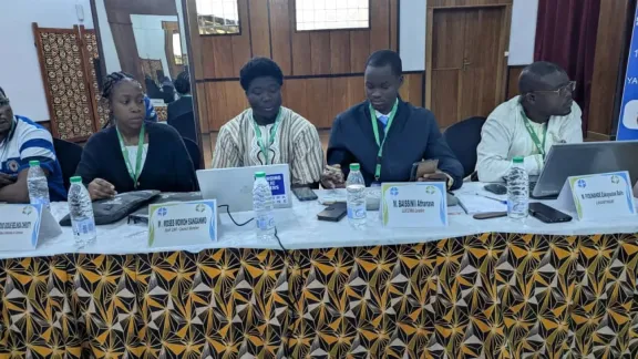 Von links nach rechts: Asu Roland Obim (Nigeria), Gamfouo Godje Belinda Christy (Kamerun), LWB-Ratsmitglied Moses Sanganwo Momoh (Sierra Leone), Athanase Baissini (Kamerun) und Ballo Fiounande (Kamerun). Foto: EELC/ Grâce Paho