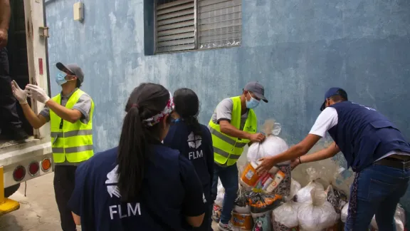 In Zusammenarbeit mit lokalen Partnern wie den Kirchen stellen Mitarbeitende des LWB am 30. Juni Hilfspakete zusammen, die in den Notunterkünften an der Caribbean Maritime University in Catia La Mar in der Region La Guaira, Venezuela, verteilt werden sollen. Foto: LWB/Freisy Gonzalezin