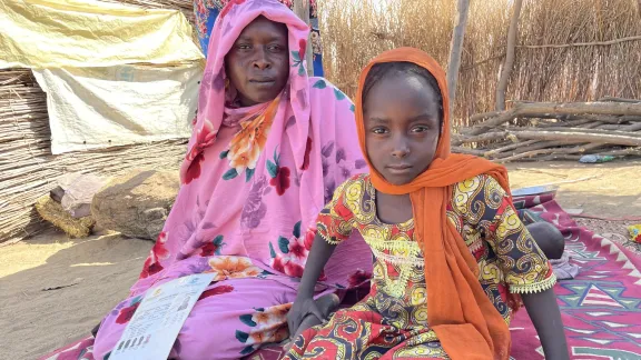 Die sudanesische Mutter Kaltam Abdallah Ahman und ihre Tochter Seitna im Flüchtlingslager Arkoum im Tschad, wo der LWB Tausende Menschen, die dort Zuflucht gesucht haben, mit Wasser- und Sanitärversorgung unterstützt. Foto: LWB/ C. Kästner-Meyer
