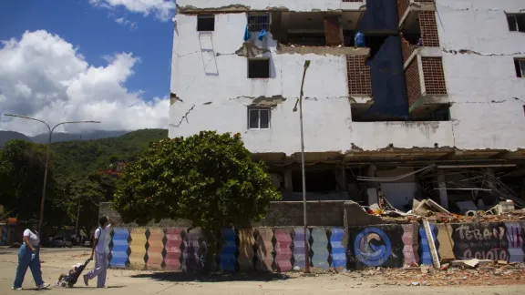 Vom Erdbeben beschädigte Wohngebäude im Stadtteil Caribe in La Guaira. Foto: LWB/Freisy González