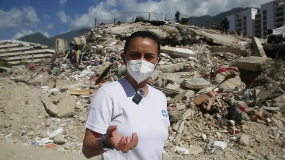 Golda Ibarra, LWB-Vertreterin für Kolumbien und Venezuela, bei einem Besuch in einer der am stärksten betroffenen Gegenden in La Guaira. Foto: LWB/Freisy González