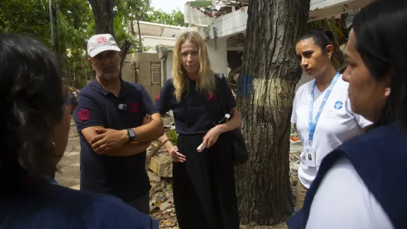 Das LWB-Team unter der Leitung von Golda Ibarra, Ländervertreterin für Kolumbien und Venezuela, im Gespräch mit dem DEC-Team unter der Leitung von CEO Saleh Saeed beim Besuch im Zentrum für Hilfsgüterverteilung in der katholischen Guzmán-Kirche in Tanaguarena, La Guaira. Foto: LWF/ Freisy González
