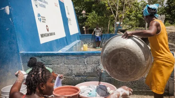 Menschen an einer Wasserstelle in Petit Goâve, Haiti, die mit Unterstützung der örtlichen Gemeinde wieder instand gesetzt wurde. Foto: CLWR/Reginald Louissaint Junior