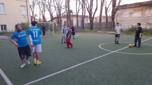5 gegen 5: Jungen beim Fußballspiel auf dem Gelände des Zentrums der Associazione Quartieri Spagnoli (AQS). Foto: AQS