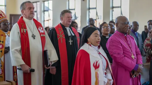 Kirchenleitende bei einem Gottesdienst zum Auftakt der Kirchenleitungskonsultationen der lutherischen Kirchen Afrikas in Johannesburg. Von links nach rechts: Nkosinathi M. Myaka, Leitender Bischof der ELCSA, Bischof Gilbert Filter von der ELCSA-Kapkirche, Bischof Theodor Jäckel von der NELCSA, Pfarrerin Lilana Kasper von der Brüderunität in Südafrika, Bischof Seane von der Ostdiözese der ELCSA. Foto: LWB/Albin Hillert