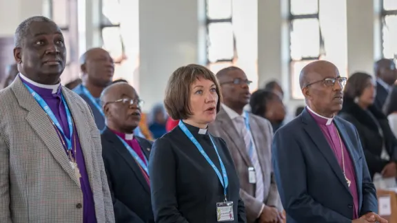 LWB-Generalsekretärin Pfarrerin Dr. Anne Burghardt (Mitte), Bischof Kenneth Sibanda, Präsident der Lutherischen Gemeinschaft im südlichen Afrika, LUCSA, (links), und LWB-Vizepräsident für Afrika Yonas Dibisa von der Äthiopischen Evangelischen Kirche Mekane Yesus (rechts) beim Eröffnungsgottesdienst der Leitungstagung der lutherischen Kirchen Afrikas. Foto: LWB/Albin Hillert