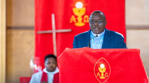 Der LWB-Regionalsekretär für Afrika, Pfarrer Dr. Samuel Dawai, spricht nach dem Eröffnungsgottesdienst der Leitungstagung der lutherischen Kirchen Afrikas in Johannesburg. Foto: LWB/Albin Hillert