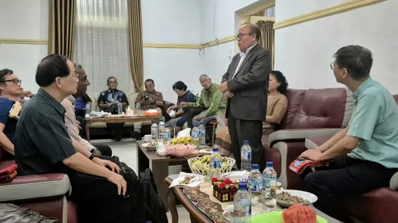 Kirchenleitende in Diskussionen und im Gedankenaustausch im Bischofshaus der Christlich-Protestantischen Kirche in Indonesien (GKPI). Foto: LWB/T. Aritonang
