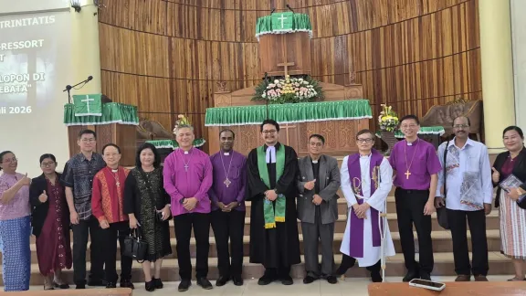 Kirchenleitende aus Malaysia und Singapur nehmen am Sonntagsgottesdienst in der Stadt Parapat am Ufer des Tobasees teil. Foto: LWB/T. Aritonang