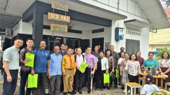 Kirchenleitende aus Malaysia und Singapur besuchen „Rumah Eco“, ein ökotheologisches Projekt der Indonesischen Christlichen Kirche (HKI). Foto: LWB/T. Aritonang