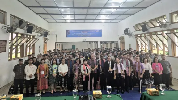 Die Delegation des Zusammenschlusses Evangelisch-Lutherischer Kirchen in Malaysia und Singapur trifft sich mit Mitarbeitenden und Studierenden des Theologischen Instituts der Protestantisch-Christlichen Batak-Kirche (HKBP). Foto: LWB/T. Aritonang