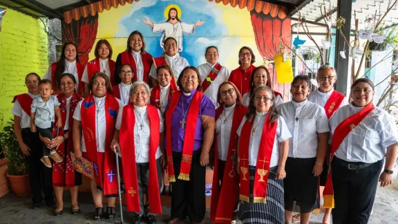 Pfarrerinnen aus verschiedenen Gemeinden und Diensten der Salvadorianischen Lutherischen Kirche feiern das 40-jährige Jubiläum der Frauenordination. Foto: LSI/Fernando Roa