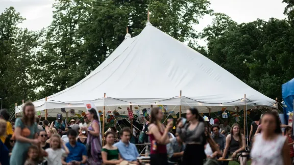 Tausende Besucher versammelten sich beim diesjährigen RefuFest zum 20-jährigen Jubiläum. Foto: InBáze