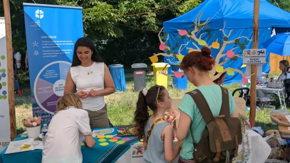 Anlässlich des 20.Jubiläums des RefuFests in Prag, Tschechien, wurden die Besucher des LWF-Standes mit dem „Baum der starken Wurzeln“ dazu eingeladen, über das diesjährige Thema nachzudenken: Mut, Widerstandsfähigkeit und Verantwortung. Foto: LWF Prag