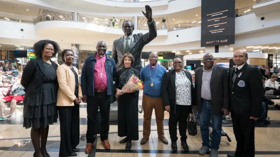 Delegierte der Evangelisch-Lutherischen Kirche im Südlichen Afrika (ELCSA) versammeln sich zu einem Gruppenfoto am Internationalen Flughafen O.R. Tambo, um die LWB-Generalsekretärin Pfr. Dr. Anne Burghardt (Mitte links) bei ihrer Ankunft zu begrüßen, die den Mitgliedskirchen in Südafrika vom 17. bis 24. August einen Besuch abstattet. Foto: LWB/Albin Hillert