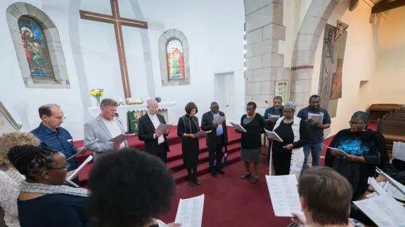 LWB-Generalsekretärin Pfarrerin Dr. Anne Burghardt und die LWB-Delegation nehmen am ersten Tag ihrer Besuche bei den LWB-Mitgliedskirchen in Südafrika an einer Andacht in der Friedenskirche der Nordöstlichen Evangelisch-Lutherischen Kirche in Südafrika (NELCSA) teil. Foto: LWB/Albin Hillert