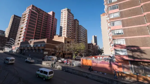Menschen und Verkehr in den Straßen von Hillbrow, Johannesburg. Foto: LWB/Albin Hillert