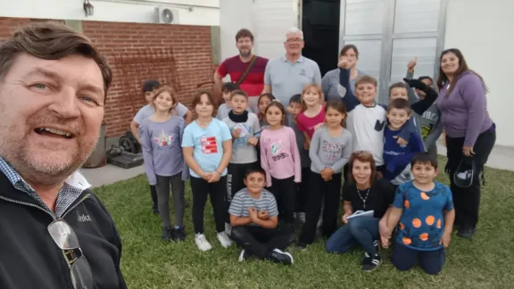Diakon Rubén Mohr macht ein Selfie mit einigen der am Projekt beteiligten Kinder und Erwachsenen. Foto: Rubén Mohr
