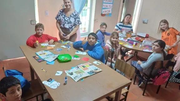 Die ehrenamtlichen Mitarbeiterinnen Marina Hunzicker und Araceli Brechbühl mit den Kindern bei einer Bastelaktion. Foto: Rubén Mohr