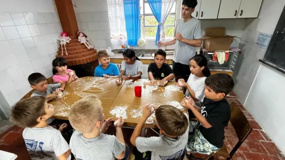 Der ehrenamtliche Mitarbeiter Mateo Mohr bastelt mit den Kindern, die am Programm der Casita Nazareth teilnehmen. Foto: Rubén Mohr
