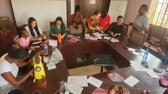 Junge Frauen erlernen im Rahmen des Projekts „Symbols of Hope“ in Nigeria die Herstellung von Damenbinden. Nigeria. Foto: SoH Nigeria