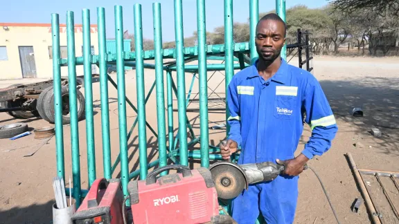 Rückkehrer Ashel Chauke hat mit Unterstützung des Projekts „Symbols of Hope“ in Simbabwe seine Metallwerkstatt in Chiredzi gegründet. Foto: LDS