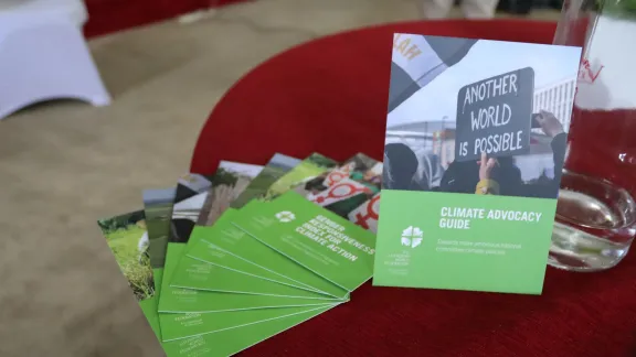 Bei der Schulung erörterten Aktivistinnen und Aktivisten für Klimagerechtigkeit den Zusammenhang zwischen extremen Klimaereignissen in ihren Ländern und den politischen Entscheidungsprozessen für den Klimaschutz. Foto: LWF Nepal /D. Lamsal