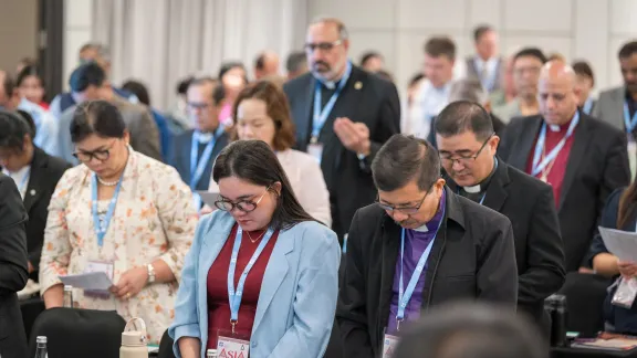 11. September 2026, Jakarta, Indonesien: Teilnehmende neigen im Eröffnungsgottesdienst ihre Köpfe zum Gebet. Foto: LWB/Albin Hillert