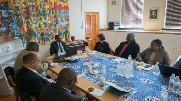 19. August 2026, Kapstadt, Südafrika: Der Präsident der Brüder-Unität in Südafrika, Lizwi Mtumtum, heißt die LWB-Generalsekretärin, Pfarrerin Dr. Anne Burghardt, bei einem Besuch in seiner Kirche willkommen. Foto: LWB/Albin Hillert
