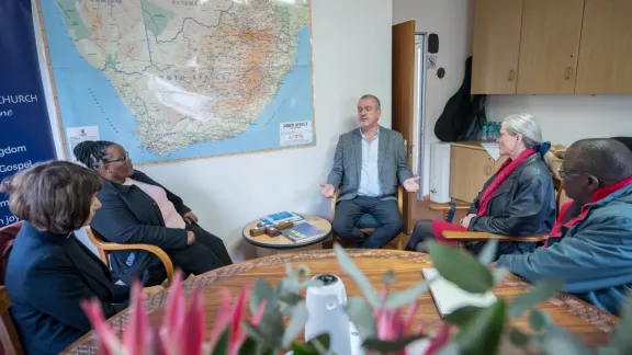 20. August 2026, Kapstadt, Südafrika: Bischof Gilbert Filter von der Evangelisch-Lutherischen Kirche im südlichen Afrika (Kapkirche) empfängt LWB-Generalsekretärin Pfarrerin Dr. Anne Burghardt und weitere Delegierte der LWB und der LUCSA. Foto: LWB/Albin Hillert