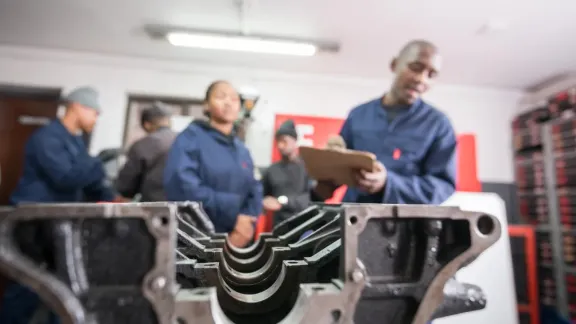 Teilnehmende an einer Ausbildung im Bereich Mechanik während des Unterrichts im Gemeindezentrum iThemba Labantu. Foto: LWB/Albin Hillert