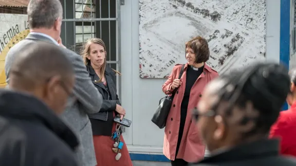 Sophia Zittel, Leiterin von iThemba Labantu, berichtet bei einem Rundgang von ihren Erfahrungen und begrüßt LWB-Generalsekretärin Pfarrerin Dr. Anne Burghardt im Gemeindezentrum iThemba Labantu. Foto: LWB/Albin Hillert