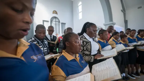 Studierende singen in der Kirche während eines Besuchs der LWB-Generalsekretärin, Pfarrerin Dr. Anne Burghardt, am Lutherischen Theologischen Seminar der Evangelisch-Lutherischen Kirche im Südlichen Afrika (ELCSA). Auf dem Foto ist unter anderem der Theologiestudent und LWB-Stipendiat Thakgatso Maimels zu sehen. Foto: LWB/Albin Hillert