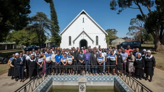 LWB-Generalsekretärin Pfarrerin Dr. Anne Burghardt und der Leitende Bischof der Evangelisch-Lutherischen Kirche im Südlichen Afrika (ELCSA), Nkosinathi M. Myaka, stellen sich bei einem Besuch des Lutherischen Theologischen Seminars gemeinsam mit Studierenden zu einem Gruppenfoto auf. Foto: LWB/Albin Hillert