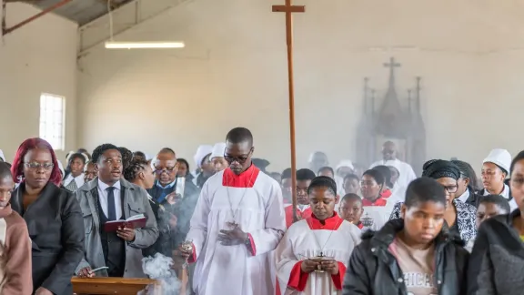 23. August 2026, KwaZamokuhle, KwaZulu-Natal, Südafrika: Abendmahlsprozession beim Sonntagsgottesdienst in der Gemeinde Ephangweni in der Südöstlichen Diözese der Evangelisch-Lutherischen Kirche im Südlichen Afrika (ELCSA). Foto: LWB/Albin Hillert
