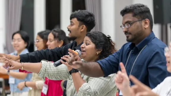 Unter der Leitung von Adeline Rajkumar von der Tamilischen Evangelisch-Lutherischen Kirche singen die Teilnehmenden während der LWB-Asien-Tagung für junge Erwachsene 2026 ein eigens komponiertes Lied mit begleitender Choreografie. Foto: LWB/Albin Hillert