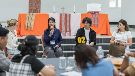 Pfarrerin Mesrawati Telaumbanua (Mitte links) von der Protestantischen Christlichen Kirche (BNKP) bei einer Podiumsdiskussion mit Cado Ip (Mitte rechts) und Pfarrerin Sally Azar (rechts) bei der LWB-Asien-Tagung für junge Erwachsene 2026. Foto: LWB/Albin Hillert
