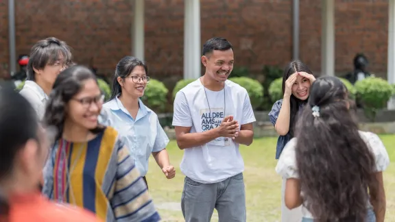 Teilnehmende der LWB-Asien-Tagung für junge Erwachsene 2026 in Medan, Indonesien, mit Vertreterinnen und Vertretern der LWB-Mitgliedskirchen, die aus ganz Asien unter dem Leitwort „Gemeinsam mutig“ zusammenkamen. Foto: LWB/Albin Hillert