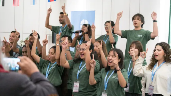 Jugenddelegierter bringen den Teilnehmenden der ACLC ein Lied und die dazugehörige Choreografie bei, die bereits bei einem vorangegangenen regionalen Jugendtreffen in Asien vorgestellt wurden. Foto: LWB/Albin Hillert