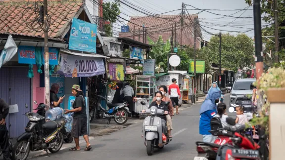 Menschen unterwegs auf einer Straße im Stadtteil Perumnas Klender in Ost-Jakarta. Foto: LWB/Albin Hillert